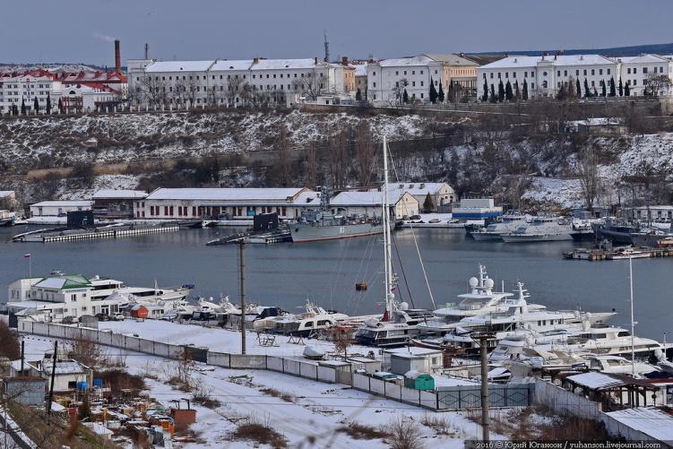 Порт в Севастополе зимой
